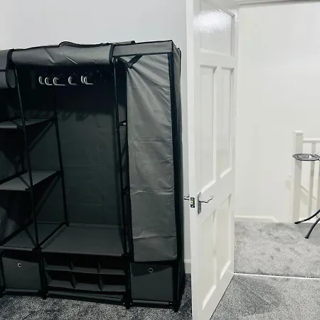 Beautiful And Homely 3 Bed House With Free Parking So Close To Man And Centre *