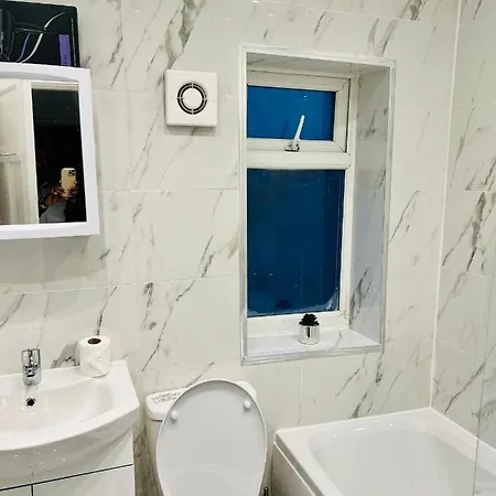 Beautiful And Homely 3 Bed House With Free Parking So Close To Man And Centre