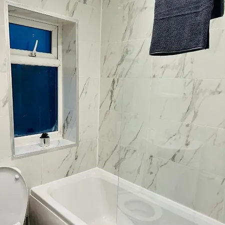 Beautiful And Homely 3 Bed House With Free Parking So Close To Man And Centre *