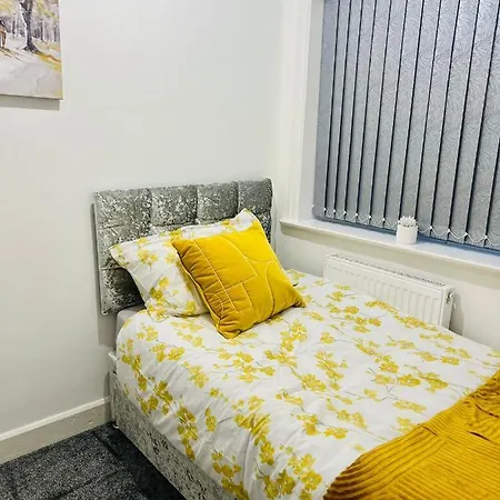 Beautiful And Homely 3 Bed House With Free Parking So Close To Man And Centre