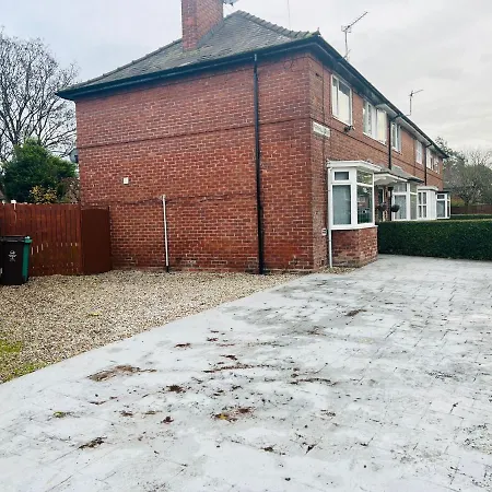 Beautiful And Homely 3 Bed House With Free Parking So Close To Man And Centre