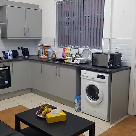Casa de hóspedes Double Bedroom In 13 Woodfold Ave, M19 3ap, Rm1 2 Sing Bed Manchester