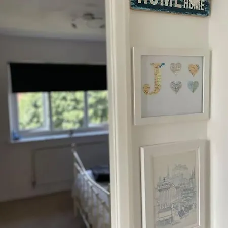 بيت للعطل 2 Bedroom House With Garden