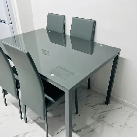 דירה Beautiful And Homely 3 Bed House With Free Parking So Close To Man And Centre