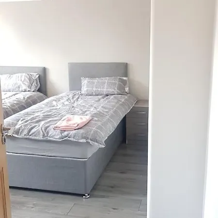 Double Bedroom In Withington, M20. 2 Beds, Rm 3 * 맨체스터