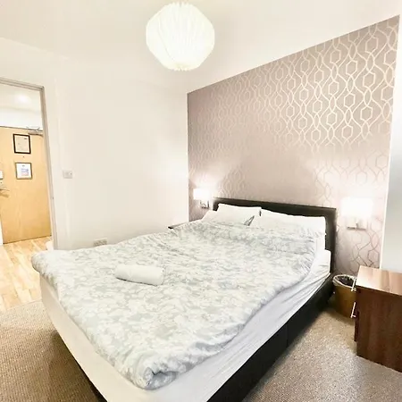 Lovely 2 - Bedroom In Centre Apartment