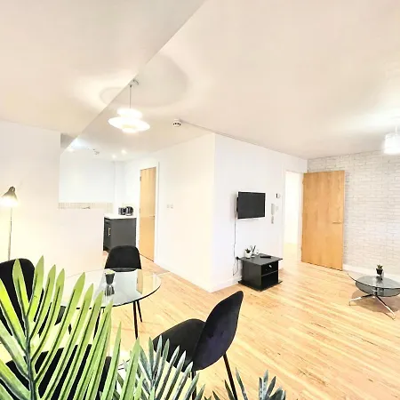 Lovely 2 - Bedroom In Centre Apartment *