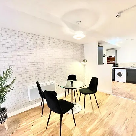Lovely 2 - Bedroom In Centre Apartment