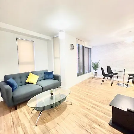 Lovely 2 - Bedroom In Centre Apartment