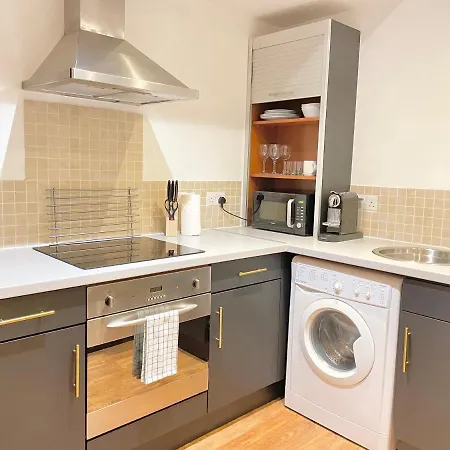 Lovely 2 - Bedroom In Centre Apartment
