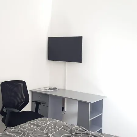 Double Bedroom In Withington, M20. 1 Db Bed, Rm 1 *