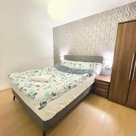 Lovely 2 - Bedroom In Centre Apartment