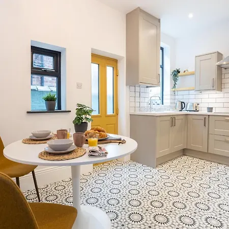 Stunning Scandi 3 Bed House In Manchester-parking