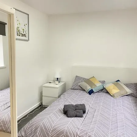 Elcot Close Private In A 4 Bed Shared House בית אירוח