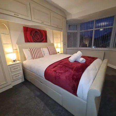 Holiday home Stunning Home. Free Parking. Manchester