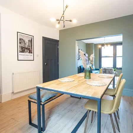 Holiday home Stunning Scandi 3 Bed House In Manchester-parking