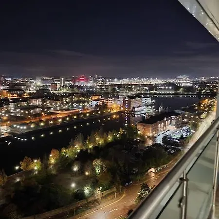 Beautiful 2 Bedroom Salford Quays 맨체스터