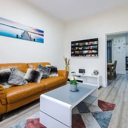 Spacious 4 Bedroom Modern House Near Centre Sleeps 12