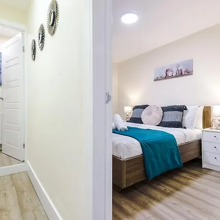 Spacious 4 Bedroom Modern House Near Centre Sleeps 12 *