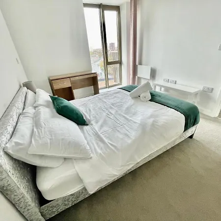 招待所 Beautiful Canal View Ensuite With Shared Spacious Living And Kitchen 曼彻斯特