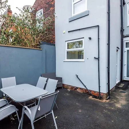 Spacious 4 Bedroom Modern House Near Centre Sleeps 12