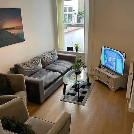 3 Bed Family House アパート *