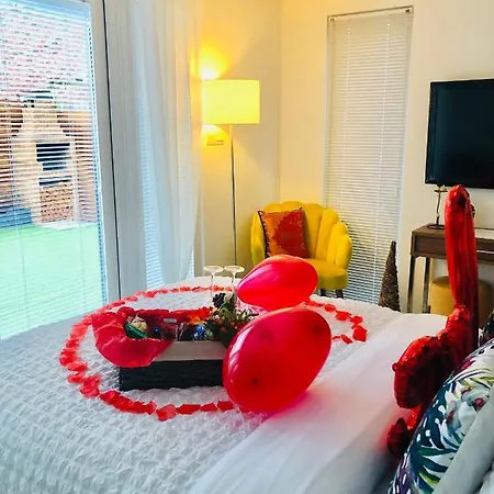 Meezee Pearl Double Bed With Free Parking Guest house *