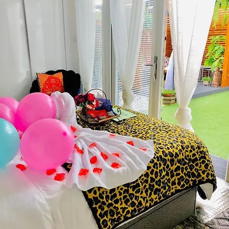 Meezee Pearl Double Bed With Free Parking