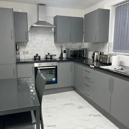 Beautiful And Homely 3 Bed House With Free Parking So Close To Man And Centre