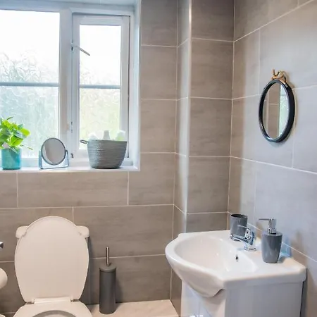 Dom wakacyjny Bv Stylish Homely 3 Bedroom Close To Arena *