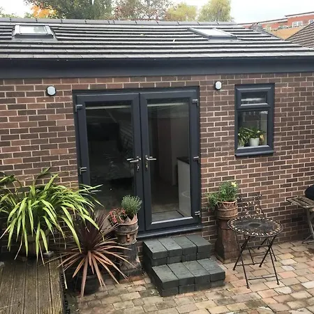 Beautiful Detached Private Annex In Great Location דירה