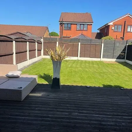 Modern In Quiet Neighbourly Street, Perfect For Work From Home, Quick Links To Centre
