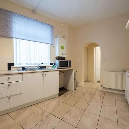 Spacious 2 Bedroom House Apartman Manchester