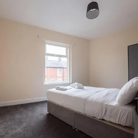 Spacious 2 Bedroom House Apartman