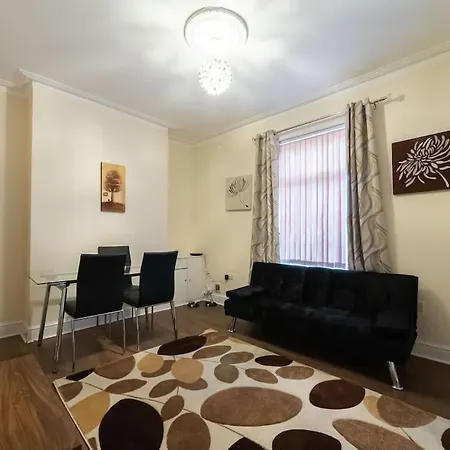 Spacious 2 Bedroom House Apartman Manchester