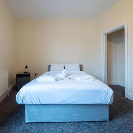 Spacious 2 Bedroom House Apartman Manchester