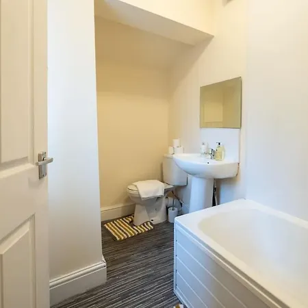 Spacious 2 Bedroom House * Manchester