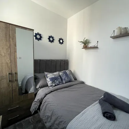 Bright 4 Bedroom House With Free Parking *