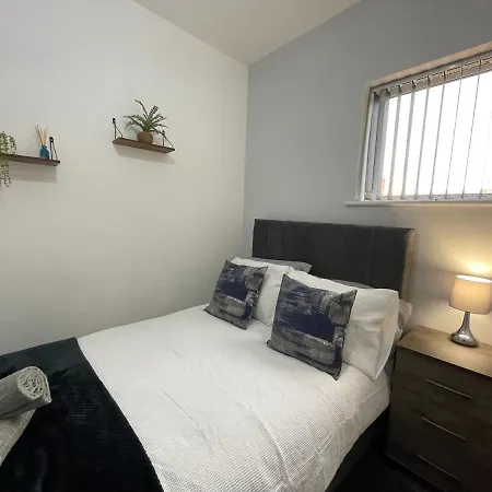 Bright 4 Bedroom House With Free Parking *