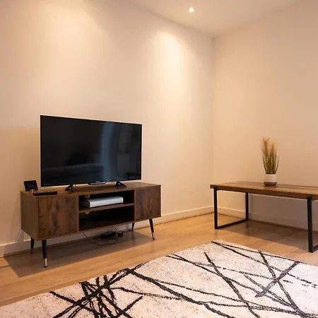 Beautiful 2bd House Minutes From *