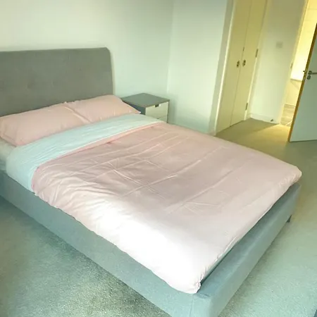 Captivating 2-bed In Salford * Манчестер