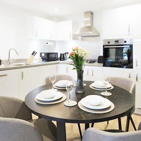 Pass The Keys Newly Built Beautiful Flat Near Old Trafford