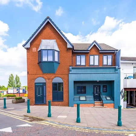 The Ecclesian - Upscale Near Trafford Centre & Eccles Train Station Apartment *