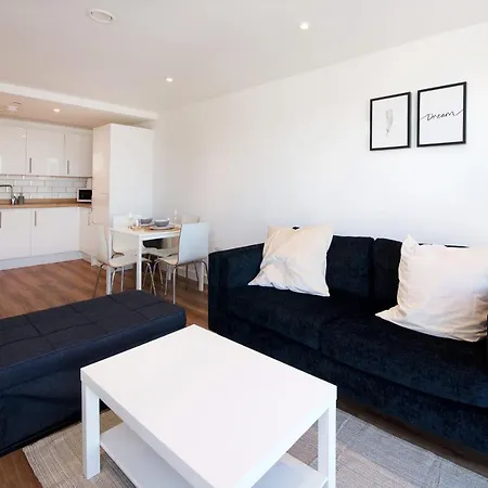 Guestready - Serene Getaway In Salford *