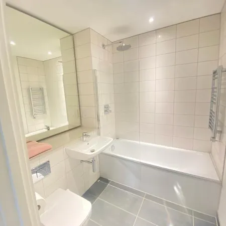 Апартаменты Captivating 2-bed In Salford Манчестер