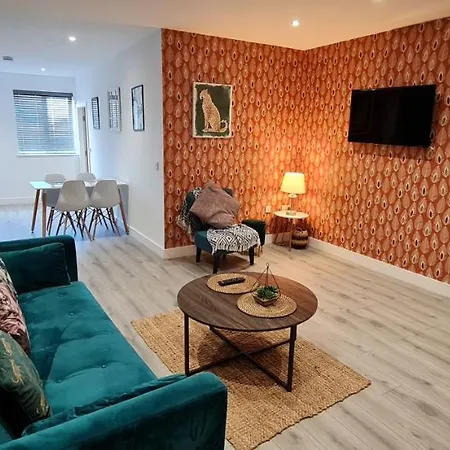 Apartman The Ecclesian - Upscale Near Trafford Centre & Eccles Train Station *