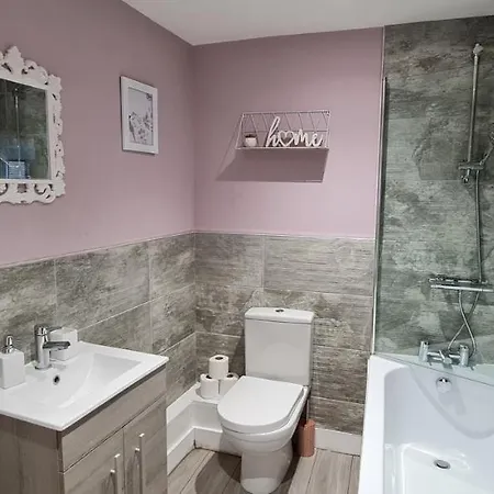 The Ecclesian - Upscale Near Trafford Centre & Eccles Train Station *