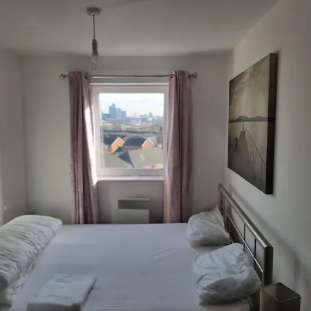 Apartment Impeccable 2-bed In Salford