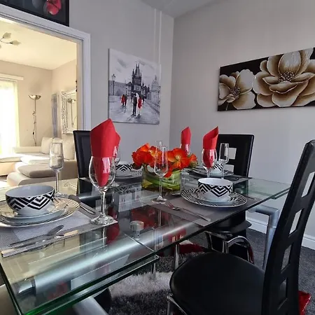 Holiday home Stunning Home. Free Parking. *