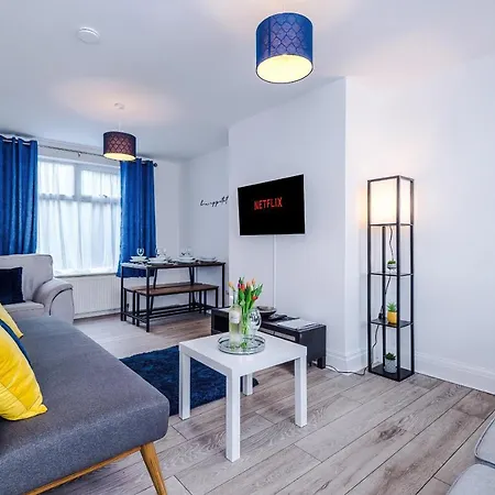 Дом отдыха Half Mile To Etihad Stadium & Coop Arena, Free Parking, 6 Ppl *